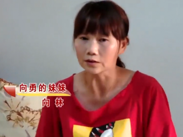 害怕弟弟被父親打死，姐姐心疼弟弟悄悄放出門，不料一別28年