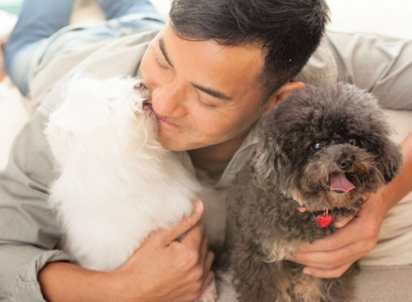 黃智賢夫婦手牽手逛街，被妻子餵食雪糕太甜蜜，相戀31年拒絕生娃