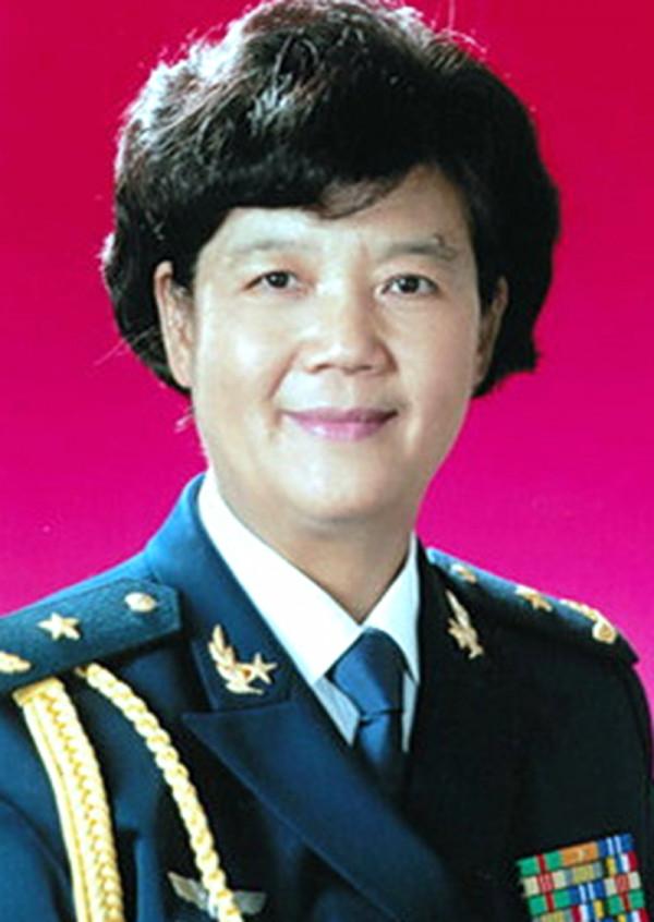 解放軍第一位女飛行員將軍，17歲入伍，24歲當機長，55歲授少將