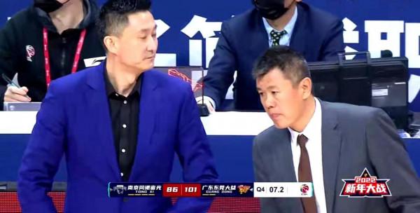 面對弱旅，易建聯玩嗨了，球霸劉權標一打五，徐昕單手劈扣