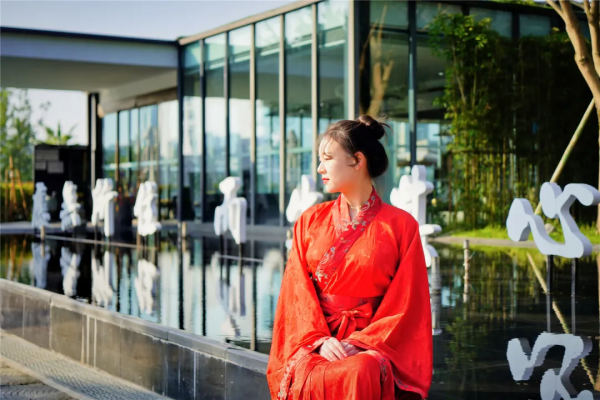 心旅禪行丨暖陽相伴，尋覓禪意中的“一抹紅”