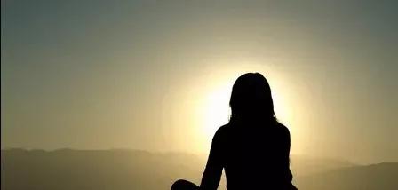 女孩2歲被送人，夢裡有個姐姐，家人團聚，她說：我只想見姐姐