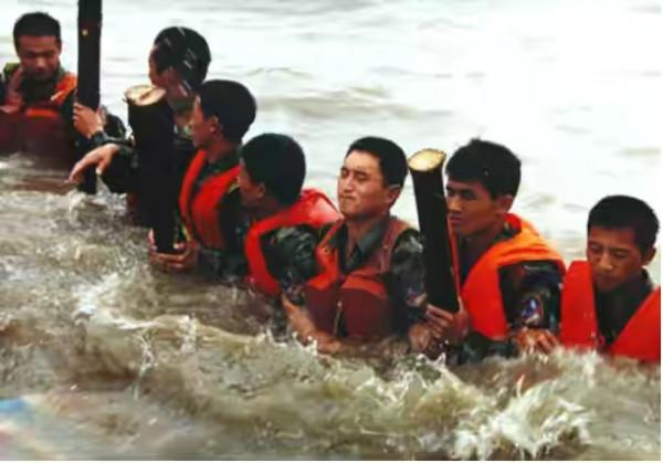 回顧和平年代完成部隊重大演習和軍事任務中的群眾工作