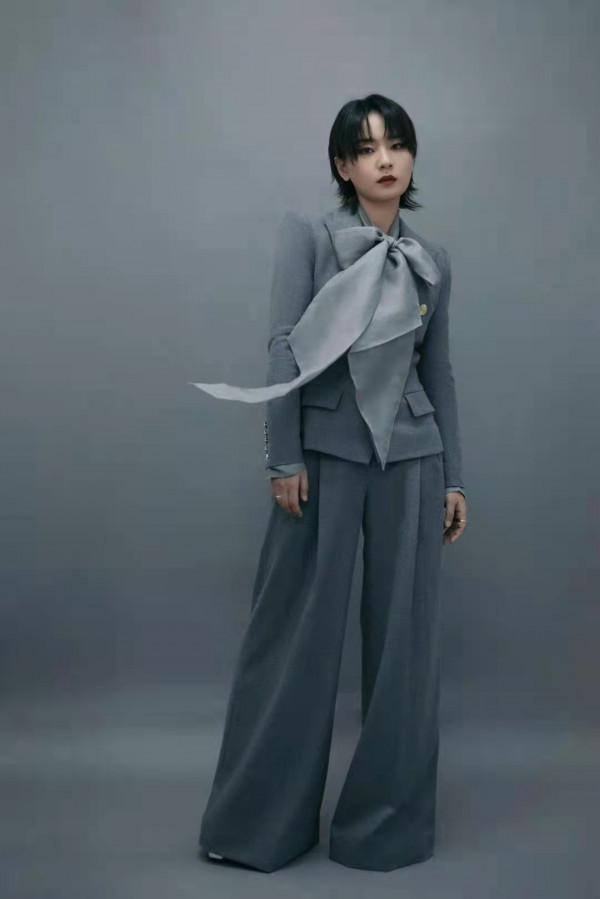 央視國慶晚會群星閃耀！劉嘉玲穿國產高定，劉濤戴30萬元珠寶吸睛