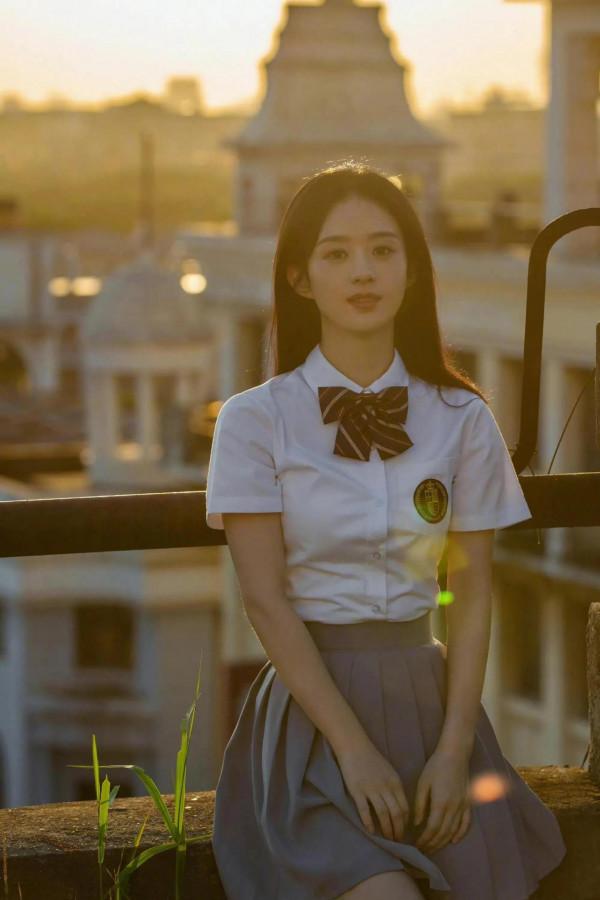 趙麗穎離婚後，一身學生裝把青春清純演繹的恰到好處