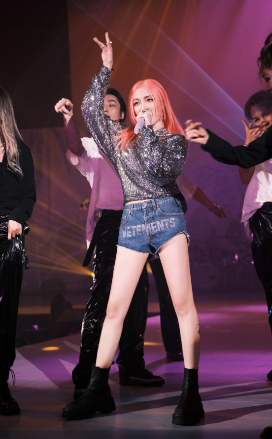 孟佳機場私服照,印花牛仔褲演繹街頭風,簡約休閒真帥氣 孟佳機場私服照,印花牛仔褲演繹街頭風,簡約休閒真帥氣