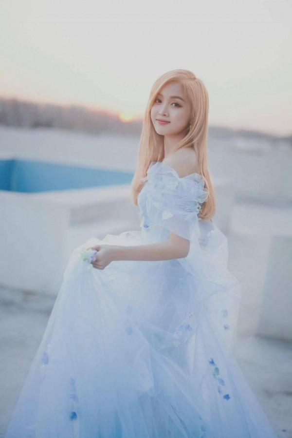 吳宣儀穿夢幻仙女裙優雅清純 妝容精緻甜美動人