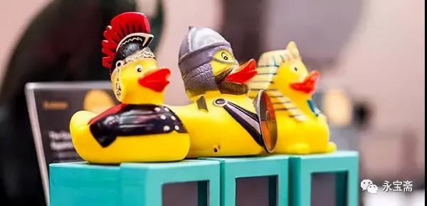 大明弘治年制款黃釉刻龍鳳紋僧帽壺