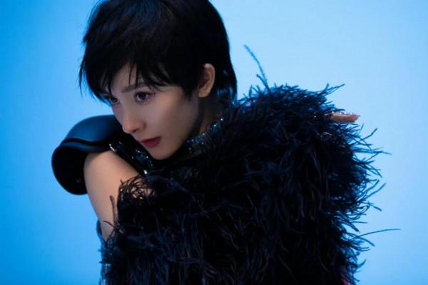 楊冪芭莎男士封面，短髮造型太酷了