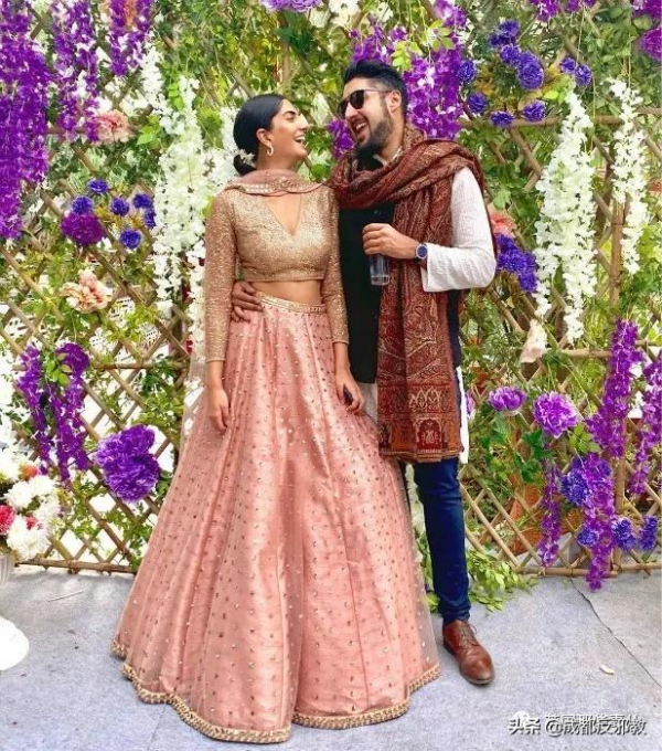 印度一新娘在婚禮上穿西褲被網友狂噴,網友:你應該去自殺 印度一新娘在婚禮上穿西褲被網友狂噴,網友:你應該去自殺