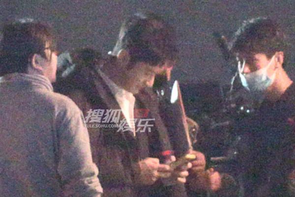 獨家:黃曉明袁泉路邊拍劇 收工時開心和路人打招呼 獨家:黃曉明袁泉路邊拍劇 收工時開心和路人打招呼