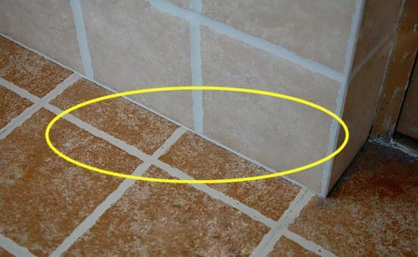 衛生間貼瓷磚時，我說要“牆磚留空一排”，師傅一聽：遇到行家了