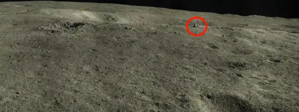 還記得玉兔二號瞥到的神秘方碑嗎？現在傳回清晰圖片了