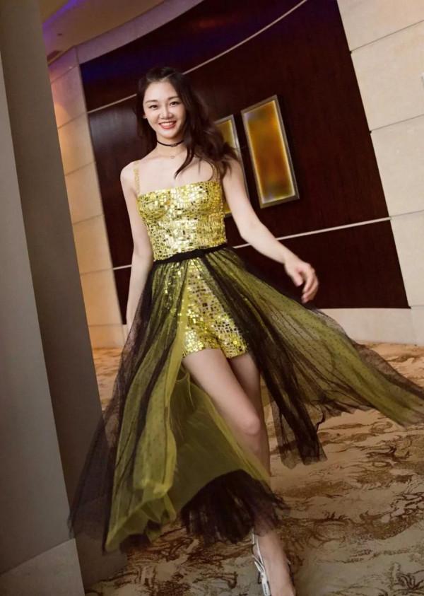 小獵豹鄭凱撿到寶了,苗苗氣質出眾 小獵豹鄭凱撿到寶了,苗苗氣質出眾