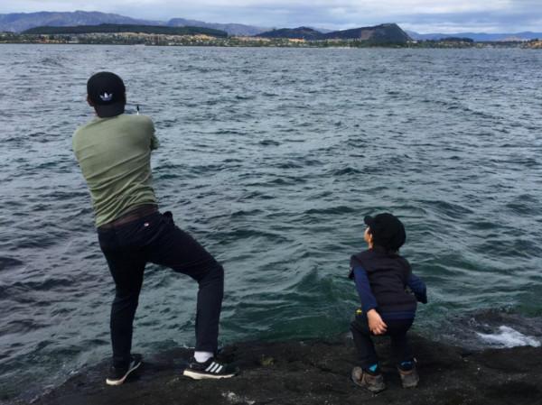 釣了這麼多年的魚，原來這才是提竿的正確姿勢？不能讓魚給跑了