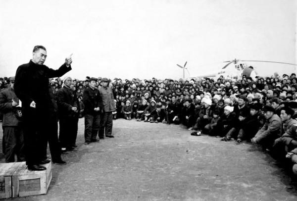 1966年，新中國第一次大地震，周總理三次來到災區……|《美術經典中的黨史》邀您走近國畫《人民和總理》……