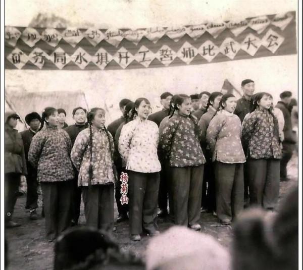 隨八千湘女上天山，為建設可可托海作貢獻