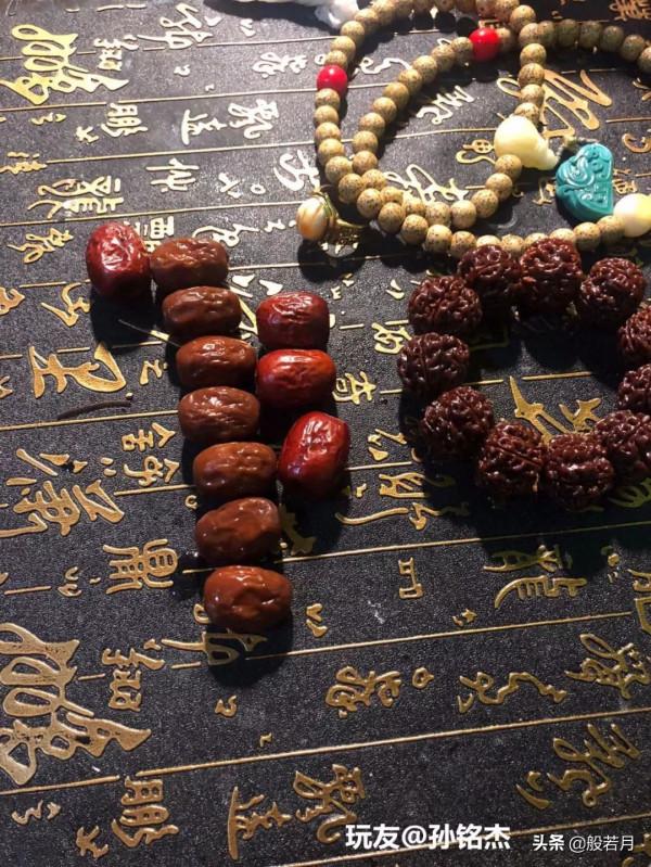 寶友，你看我撿的這顆綠松石，怎！麼！樣