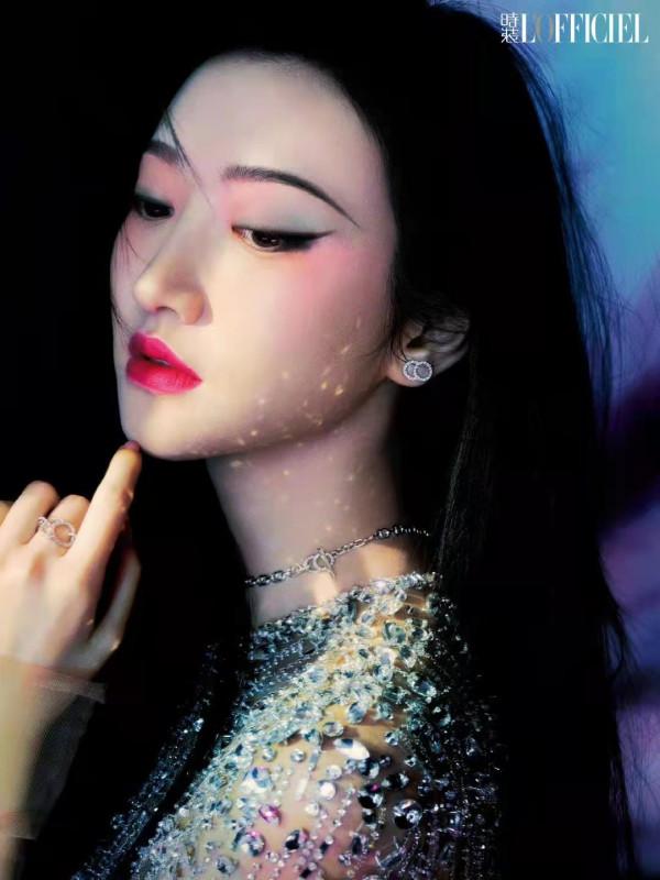 景甜新時尚大片曝光！穿碎鑽裙化名伶妝造型封神，真不愧是富貴花