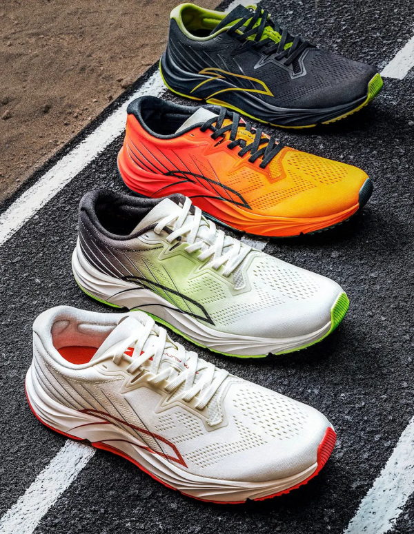 這雙專為柏油路而“生”的跑鞋,它在包裹和耐磨上到底有多香? 這雙專為柏油路而“生”的跑鞋,它在包裹和耐磨上到底有多香?