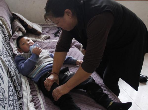 媽媽玩著手機給4個月大的兒子換尿布，發生意外後竟一走了之