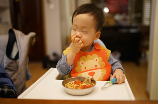 孩子吃飯必喝水？看似胃口好實則藏隱患，3種情況喝水都要有講究