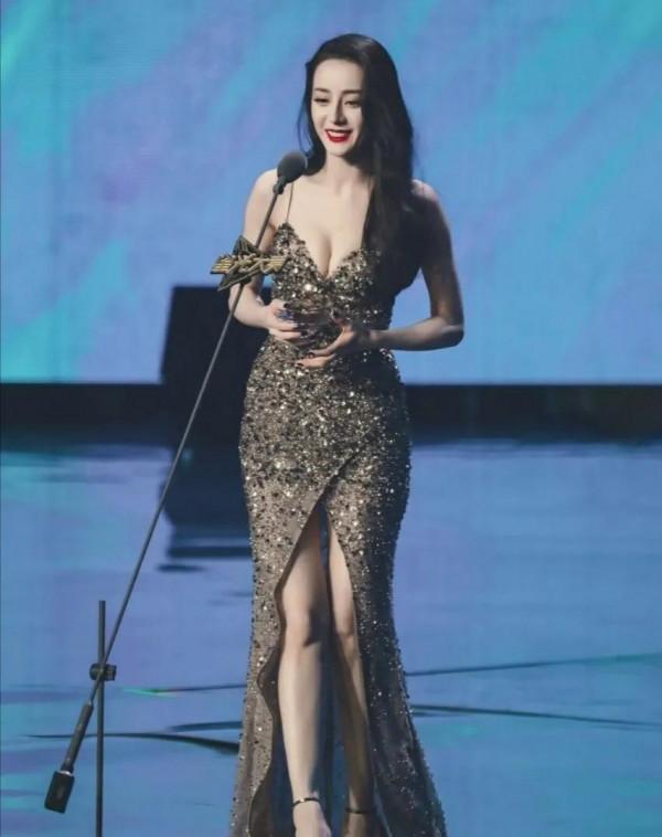 熱巴真的殺瘋啦！（迪麗熱巴紅毯造型盤點）