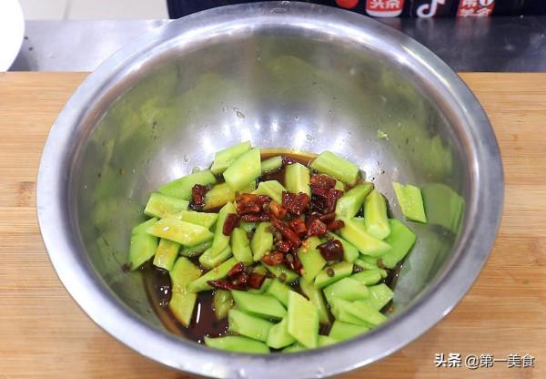 黃瓜不只有涼拌,廚師長教你做熗拌黃瓜,脆嫩爽口,香辣開胃 黃瓜不只有涼拌,廚師長教你做熗拌黃瓜,脆嫩爽口,香辣開胃