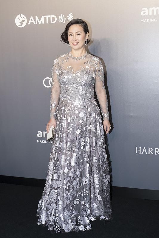 “賭王接班人”扮嫩失誤，穿粉色蛋糕裙反倒更顯老，但氣質仍線上