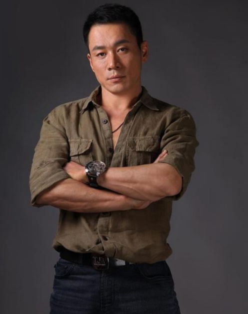 “武松”丁海峰，娶普通妻子相愛30年，兒女雙全惹人羨