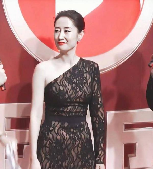 國劇最新紅毯,吳謹言大小臉,宋祖兒遲到,有人凍到表情僵硬 國劇最新紅毯,吳謹言大小臉,宋祖兒遲到,有人凍到表情僵硬