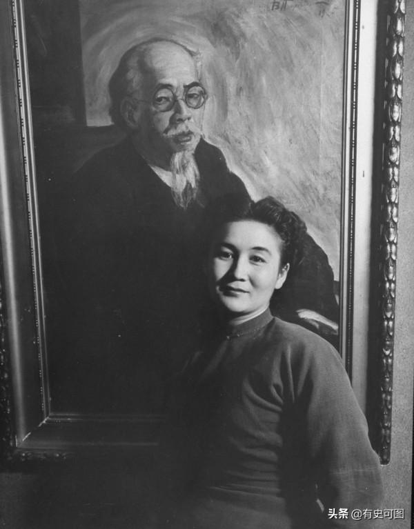 1946年的午門外停滿了汽車，太和殿上放著袁世凱的“西洋寶座”