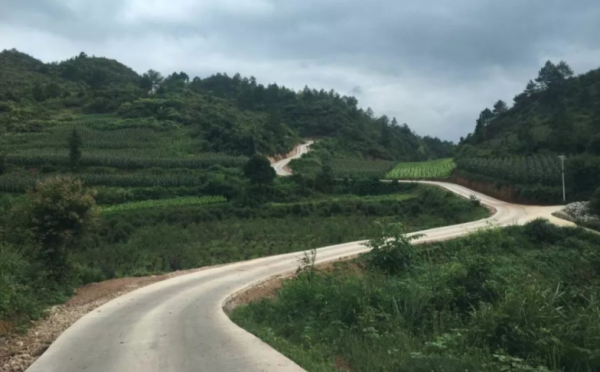 中國農村的水泥路,普遍只修到3.5米,為什麼不能修寬點? 中國農村的水泥路,普遍只修到3.5米,為什麼不能修寬點?