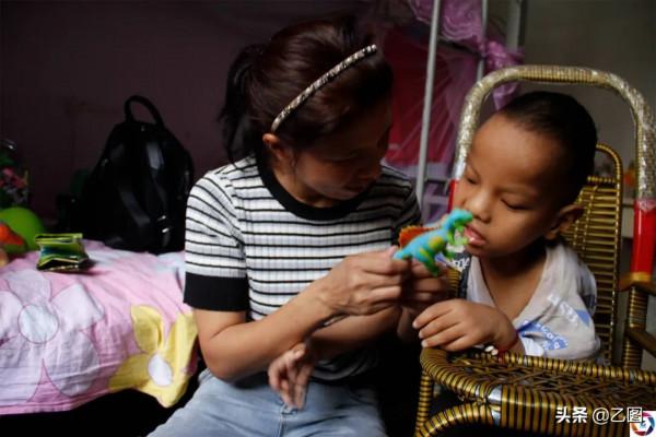 雲南男童一覺睡了四年,一天頂多醒來一小時,媽媽苦盼奇蹟發生 雲南男童一覺睡了四年,一天頂多醒來一小時,媽媽苦盼奇蹟發生