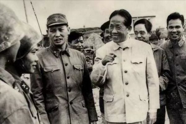 1981年，越南空軍上尉帶9人起義投奔中國，最後結局如何？