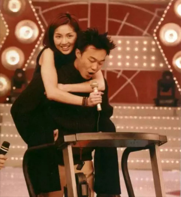 7位“轉移陣地”的港臺明星，定居內地，送娃上名校，各個有遠見