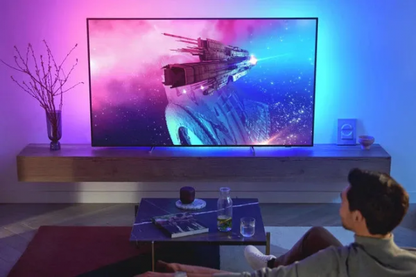 飛利浦 OLED806 4K 電視評測：流光溢彩點亮您的房間
