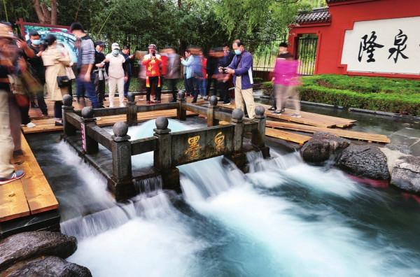 墨泉再現“一泉成河” 墨泉再現“一泉成河”