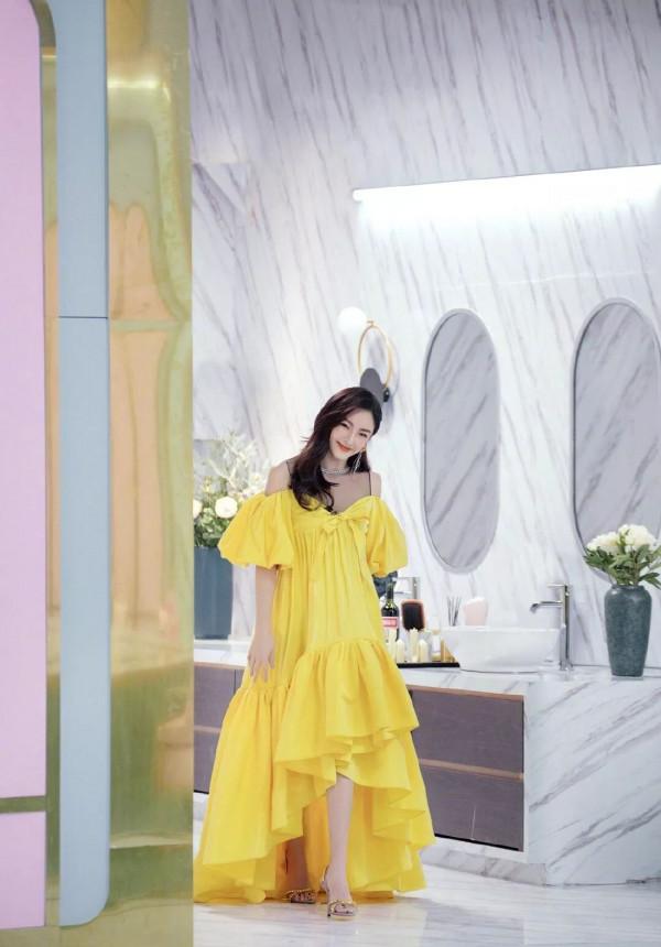 張雨綺攜男友遊日本,針織衫配丸子頭很減齡,一副戀愛少女的模樣 張雨綺攜男友遊日本,針織衫配丸子頭很減齡,一副戀愛少女的模樣