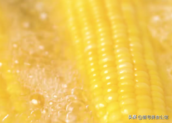 居家分享一款孜然烤玉米，鮮辣味美，焦香誘人，吃一次念念不忘