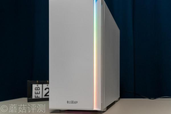 出門撿到一個固態硬碟,回去我就裝了一套白色主題的主機 出門撿到一個固態硬碟,回去我就裝了一套白色主題的主機