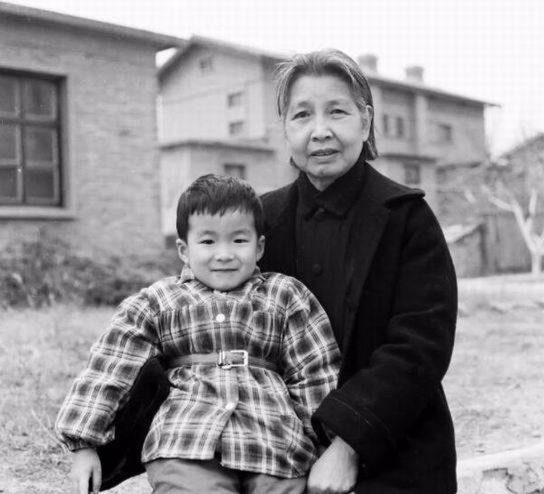 她官至中組部副部長，兒子卻當了一輩子農民，孫子想進城也被婉拒