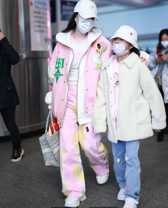 李小璐母女走機場，一身粉嫩打扮甜美青春，與甜馨同框美成姐妹花