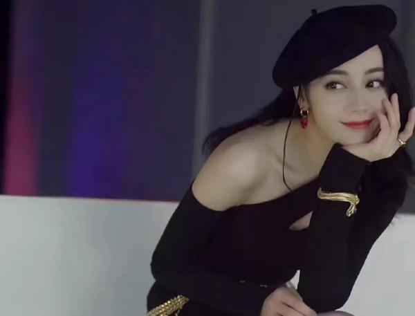 迪麗熱巴工作照曝光，網友：身材真的太好了