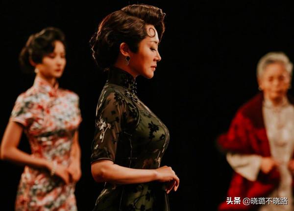 為什麼建議50歲以上的女人，顏色要“穿深不穿淺”？關鍵在這3點