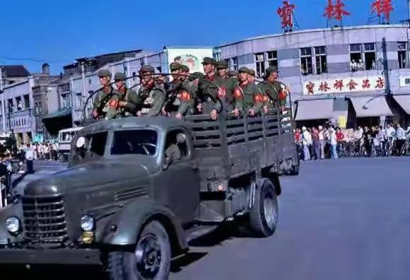 空七軍軍長劉玉堤派警衛員到火車站接人被歹徒打傷，將軍憤怒異常