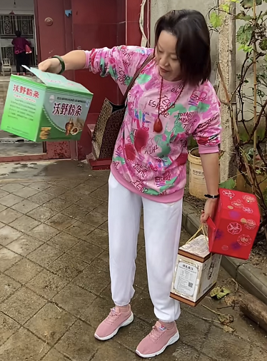 被質疑落魄街頭賣葡萄的“草帽姐”徐桂花,打了多少人的臉? 被質疑落魄街頭賣葡萄的“草帽姐”徐桂花,打了多少人的臉?