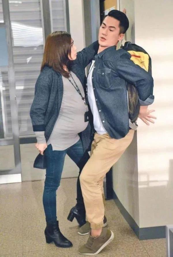 胡定欣開心派利是，轉頭嬲爆陳山聰？佢開年就有好彩頭，搭檔視帝影后實有發圍