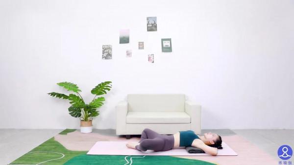 40歲殷桃遇上41歲章子怡，竟穿同款長裙，真嫩還是裝嫩一目瞭然