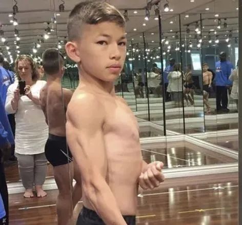 4年過去，“迷你施瓦辛格”怎麼樣了？網友：健身果然長不高